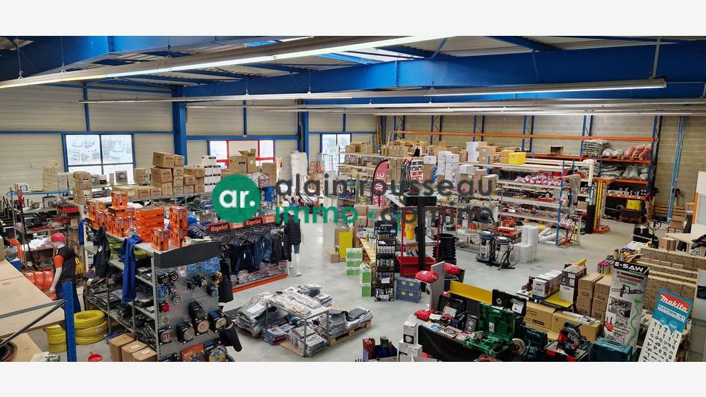 Local commercial 782m² à louer à Cholet