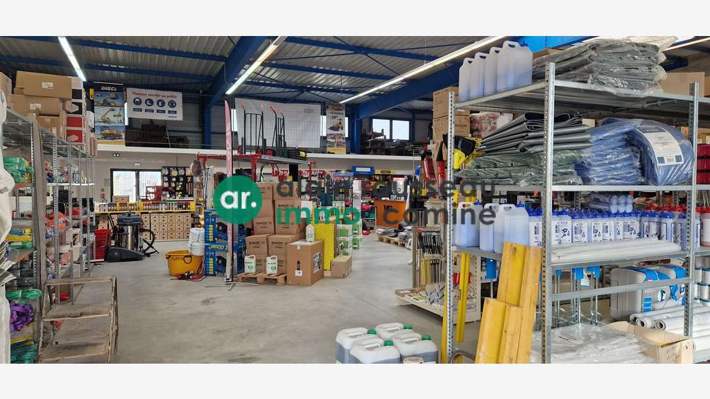 Local commercial 782m² à louer à Cholet