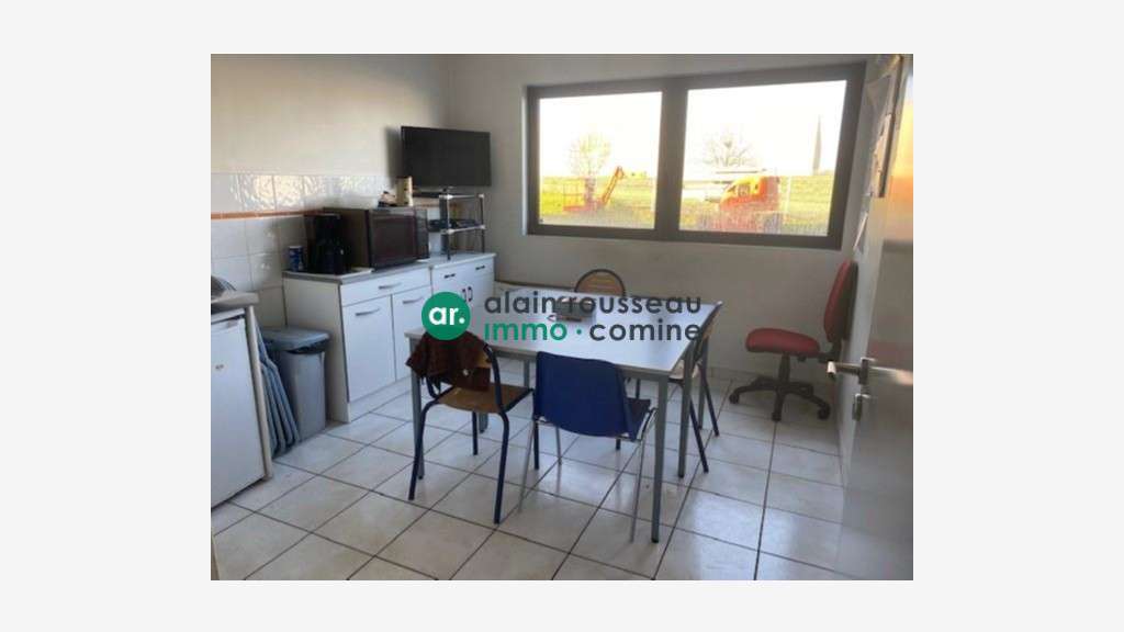 Local commercial 782m² à louer à Cholet