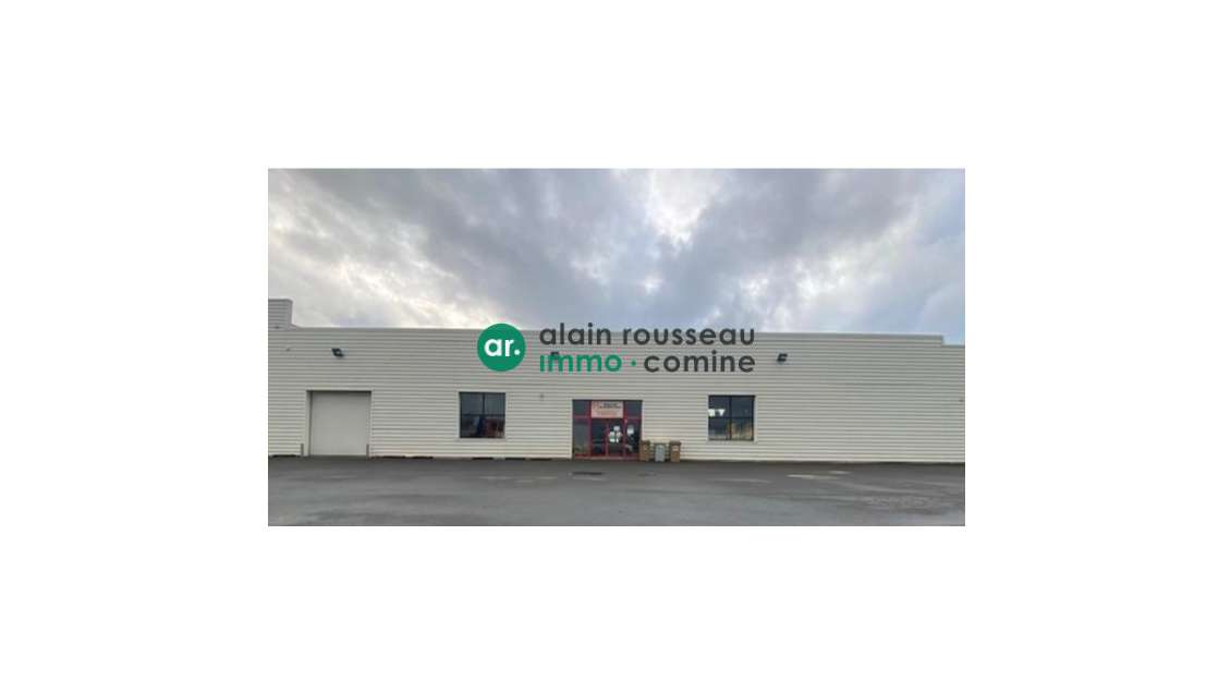 Local commercial 782m² à louer à Cholet 