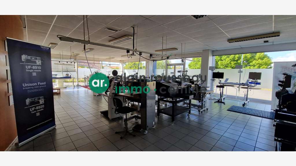 A louer local commercial 1450m² à Cholet
