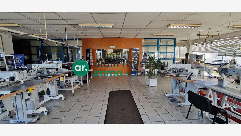 A louer local commercial 1450m² à Cholet