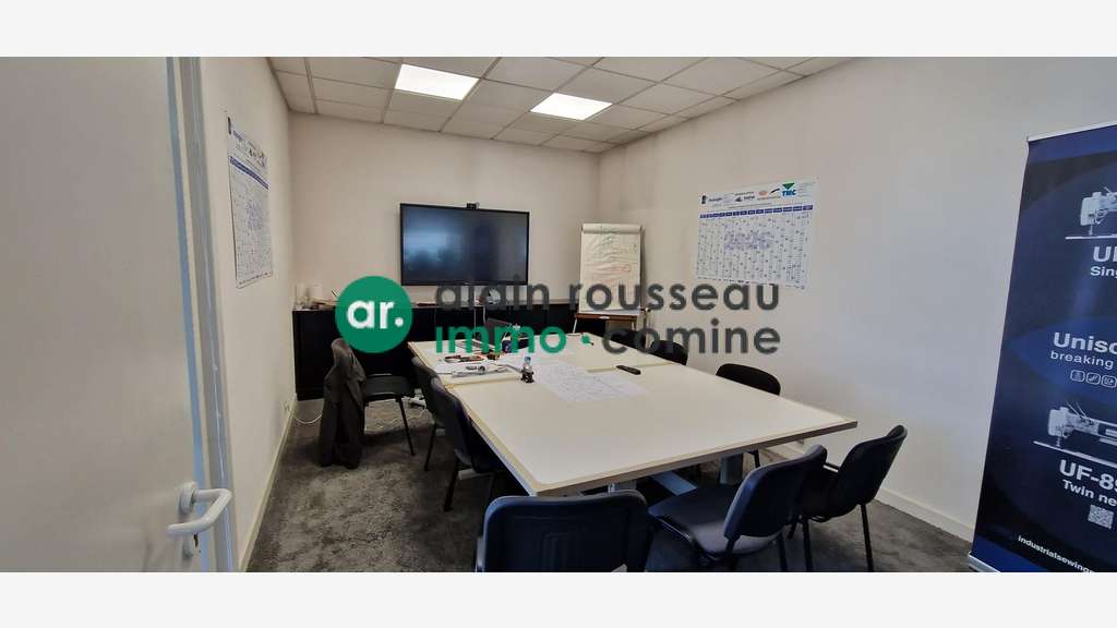 A louer local commercial 1450m² à Cholet