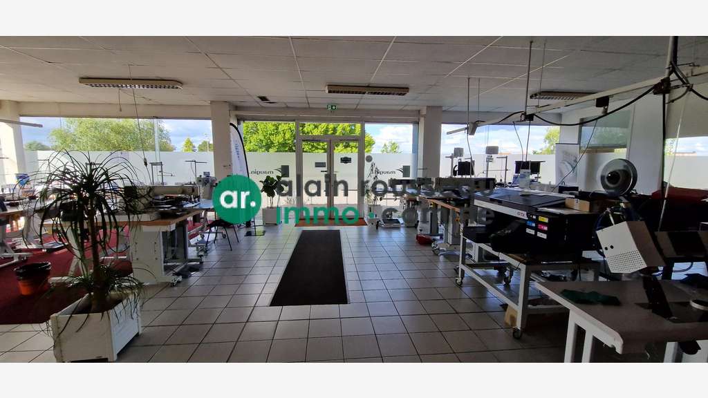 A louer local commercial 1450m² à Cholet