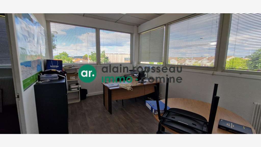 A louer local commercial 1450m² à Cholet