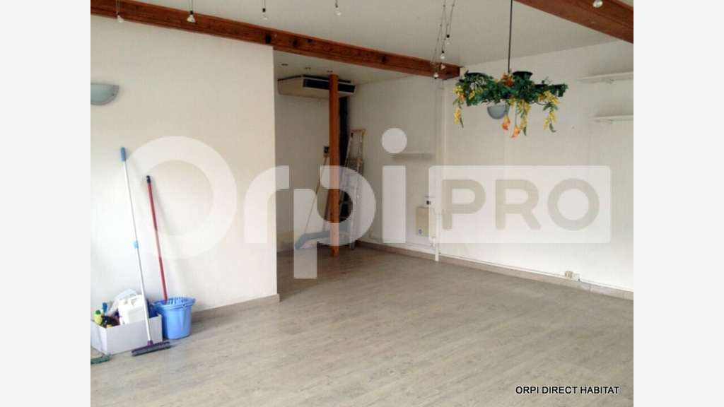 Local commercial 48m² à louer à Civrieux