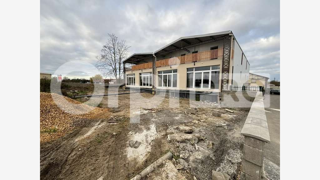 A louer local 307m² axe très passant à Clairoix