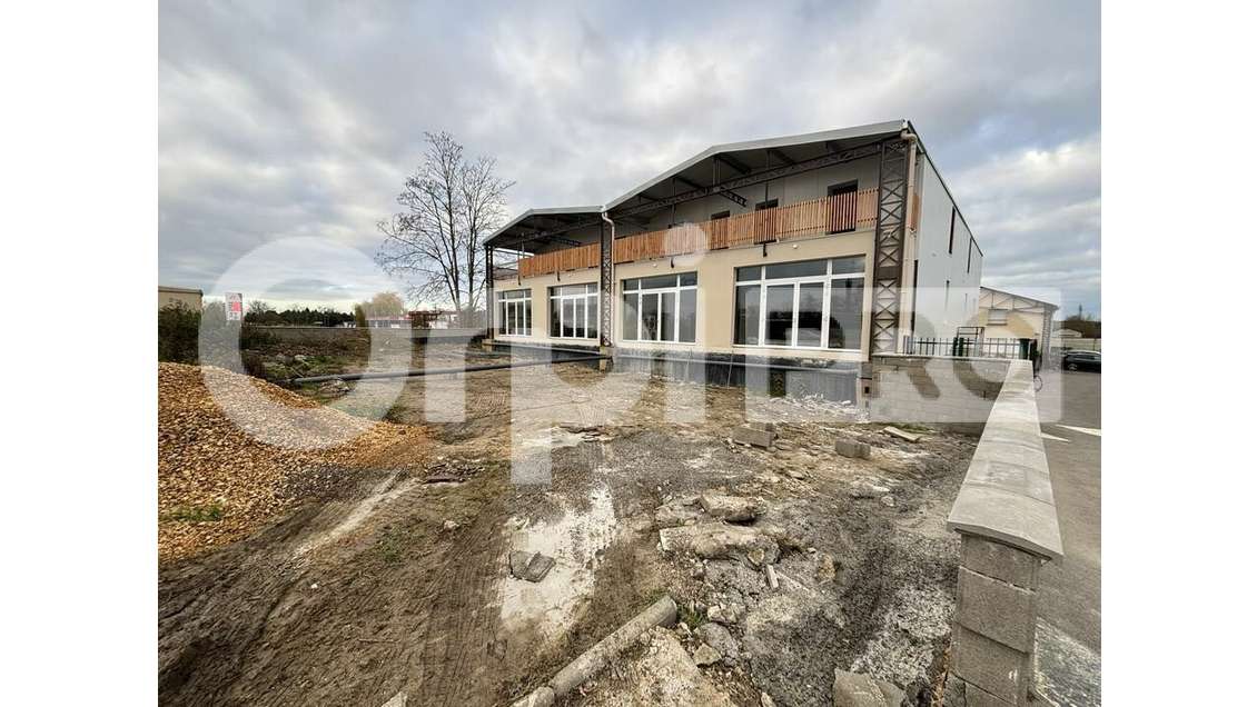 A louer local 307m² axe très passant à Clairoix