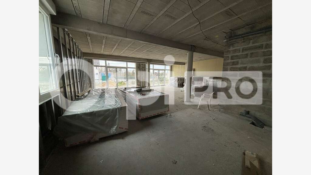 A louer local 307m² axe très passant à Clairoix