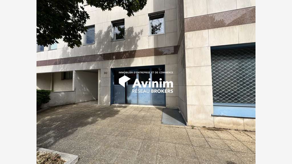 A louer local commercial en angle 497m² à Clamart