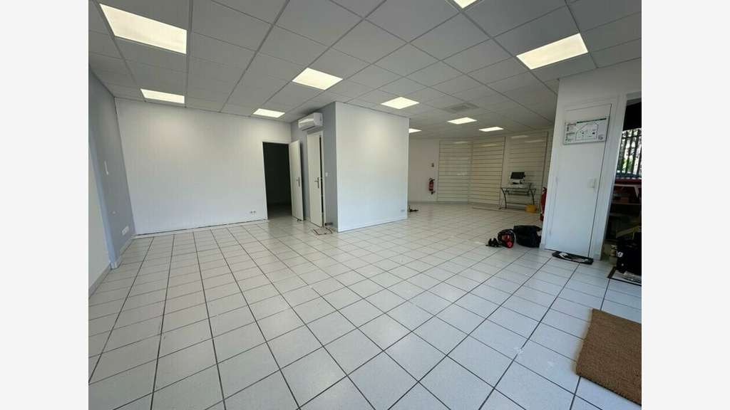 Local commercial de 90m² à louer à Clapiers