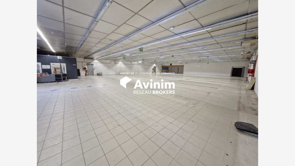 A louer local 960m² grde visibilité Claye-Souilly
