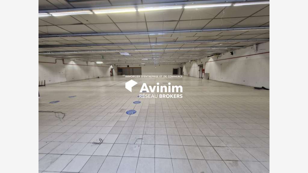 A louer local 960m² grde visibilité Claye-Souilly