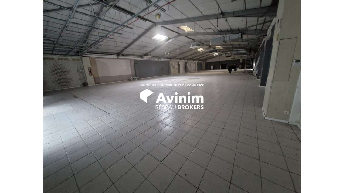 A louer très beau local 1200m² à Claye-Souilly