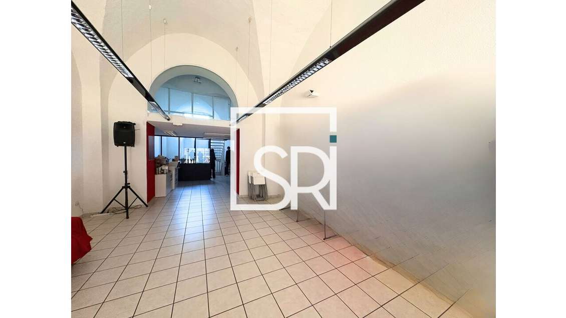 CLERMONT FERRAND - LOCAL COMMERCIAL / BUREAUX à 