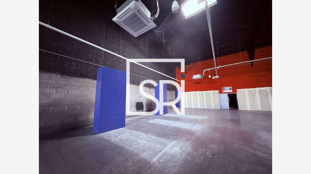 Local commercial 1238m² à louer à Clermont Ferrand