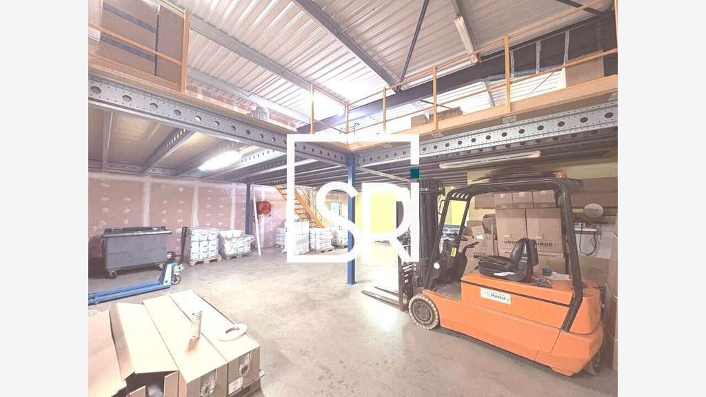 Local commercial 850m² à louer à Clermont Ferrand