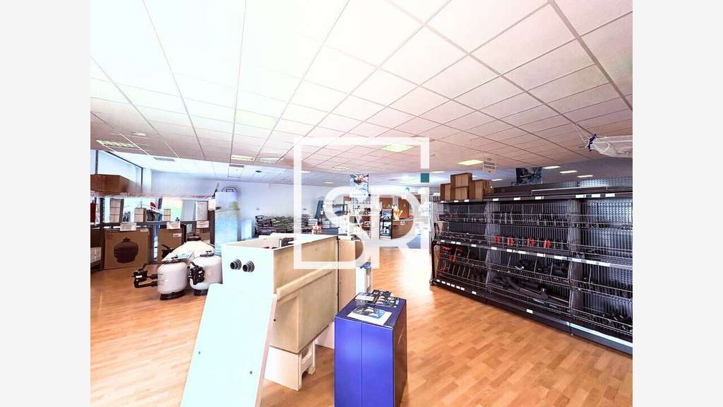 Local commercial 850m² à louer à Clermont Ferrand