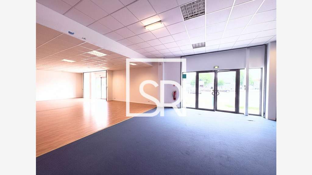 Local commercial 850m² à louer à Clermont Ferrand