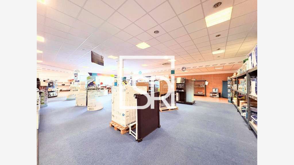 Local commercial 850m² à louer à Clermont Ferrand