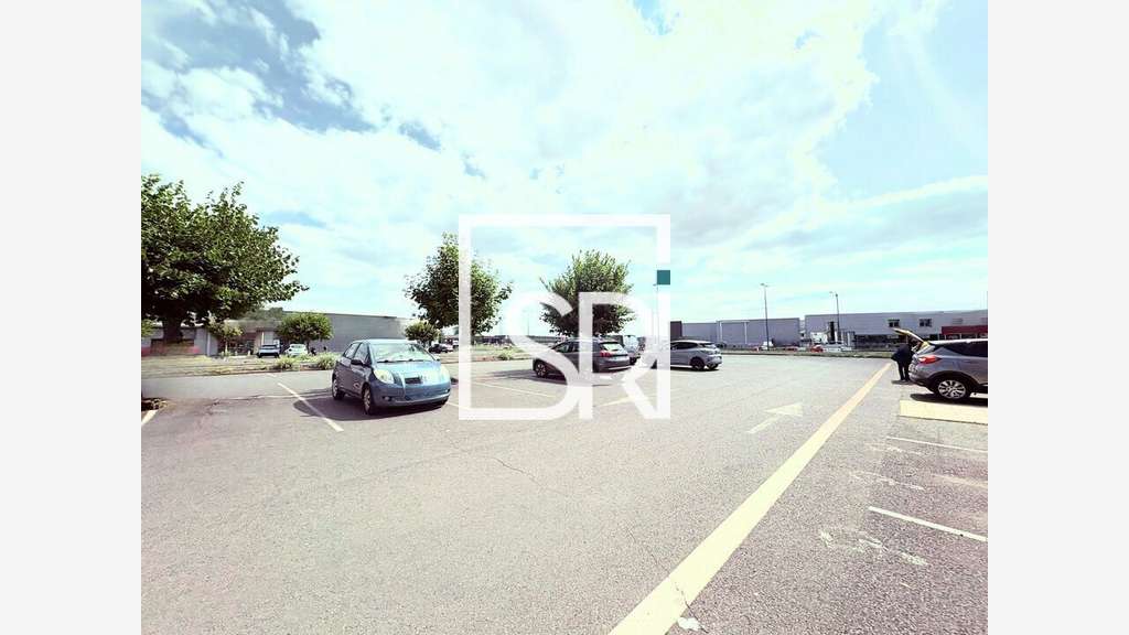 Local commercial 850m² à louer à Clermont Ferrand