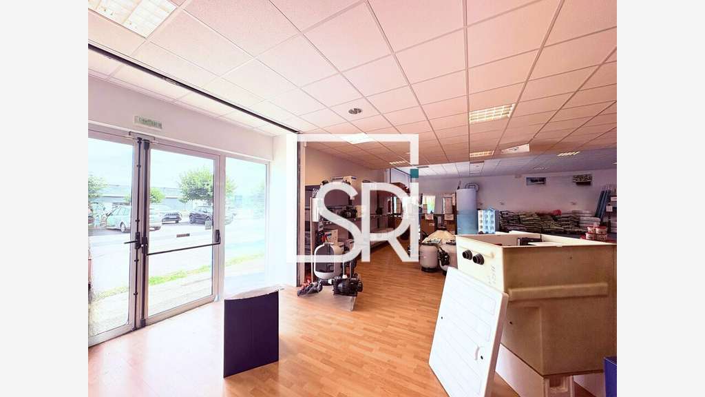 Local commercial 850m² à louer à Clermont Ferrand
