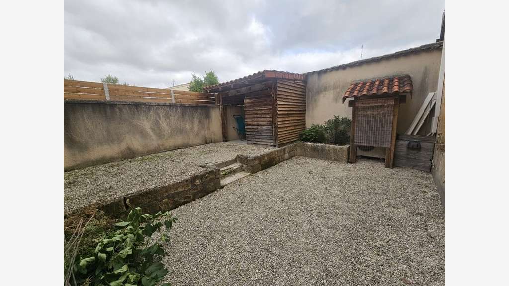 A Louer à COGNAC local commercial avec logement 