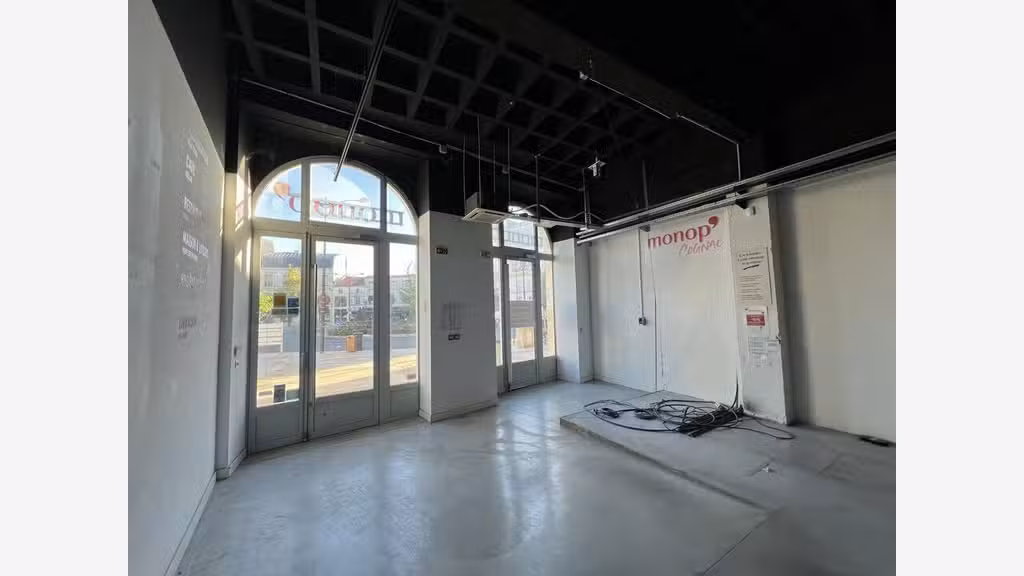 Local commercial de 529m² à louer à Cognac