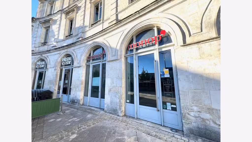 Local commercial de 529m² à louer à Cognac