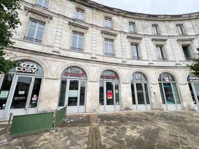 Local commercial de 529m² à louer à Cognac