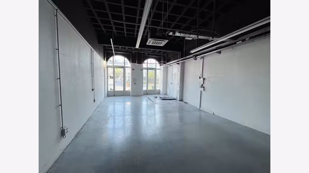 Local commercial de 529m² à louer à Cognac