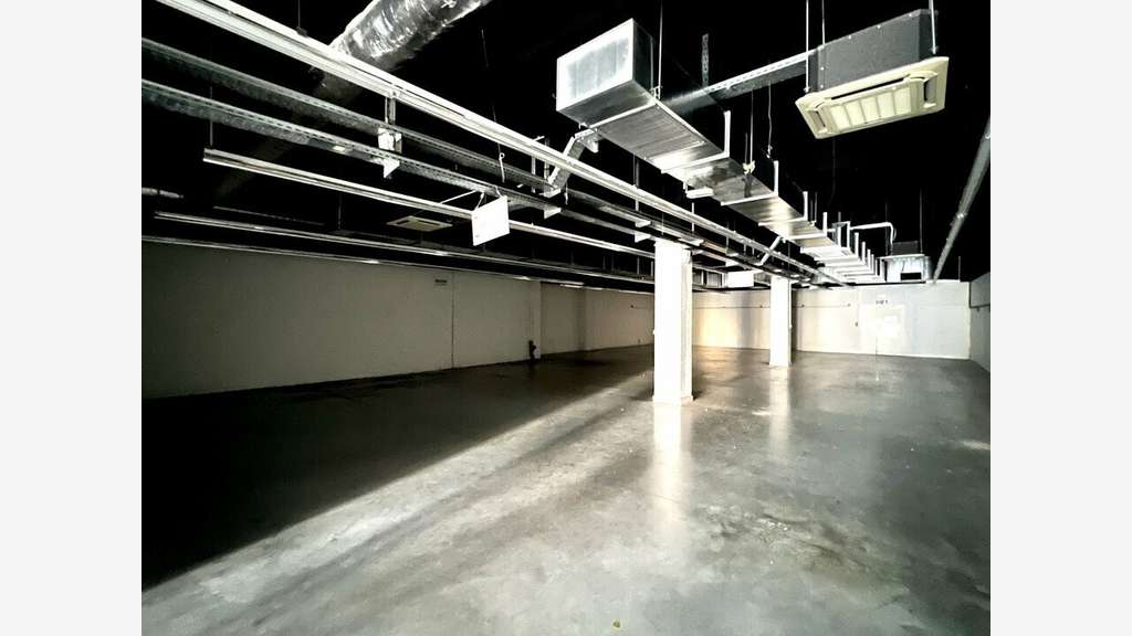 Local commercial de 529m² à louer à Cognac