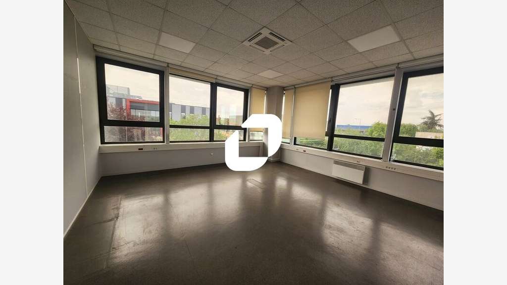 A louer Local commercial 1304m² Coignieres