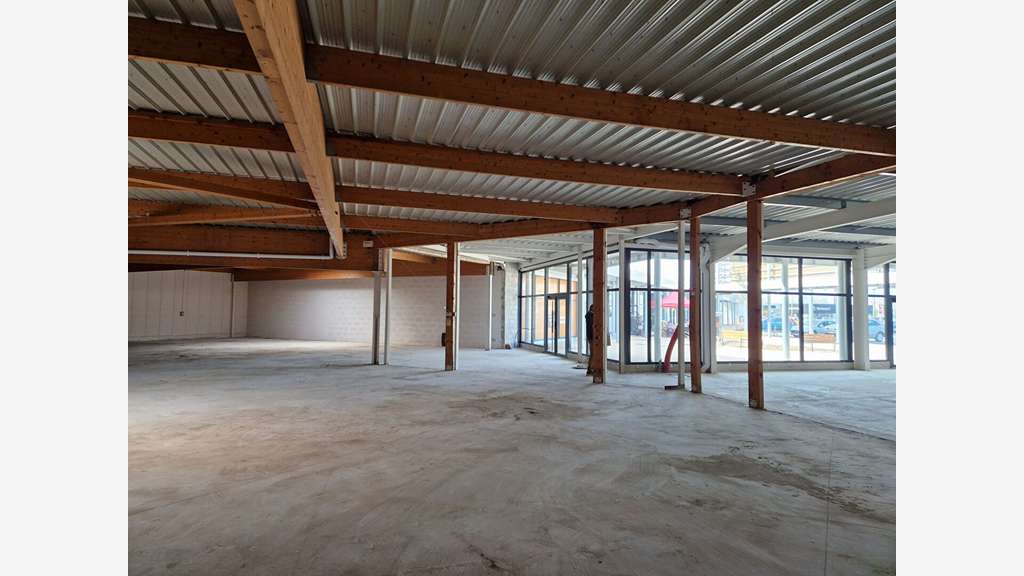 A louer local 880m² divisibles à l'Est de Caen