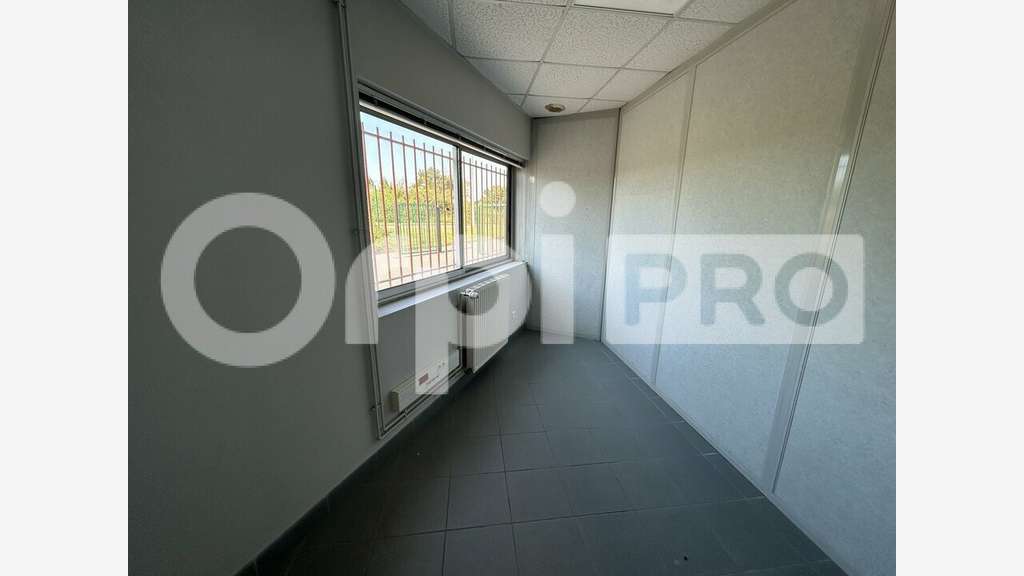 A louer local commercial-showroom 239m² Compiègne