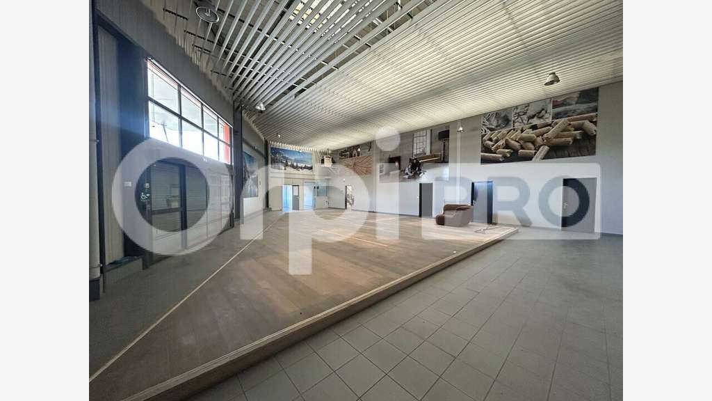 A louer local commercial-showroom 239m² Compiègne