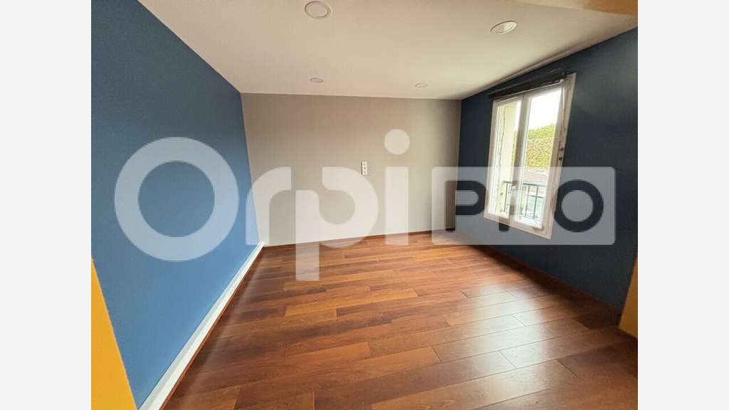 COMPIEGNE - A LOUER BUREAUX 68 M²