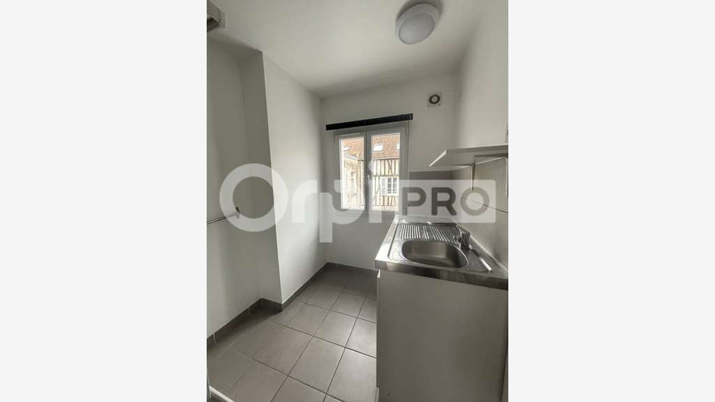 COMPIEGNE - A LOUER BUREAUX 68 M²