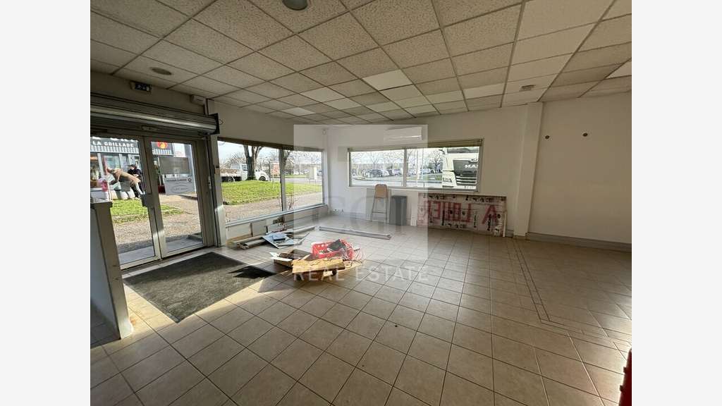 A louer local commercial 200m² empl strat. Corbas