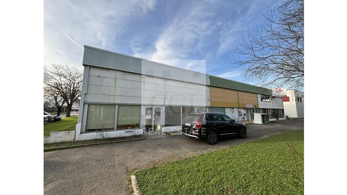 A louer local commercial 200m² empl strat. Corbas 