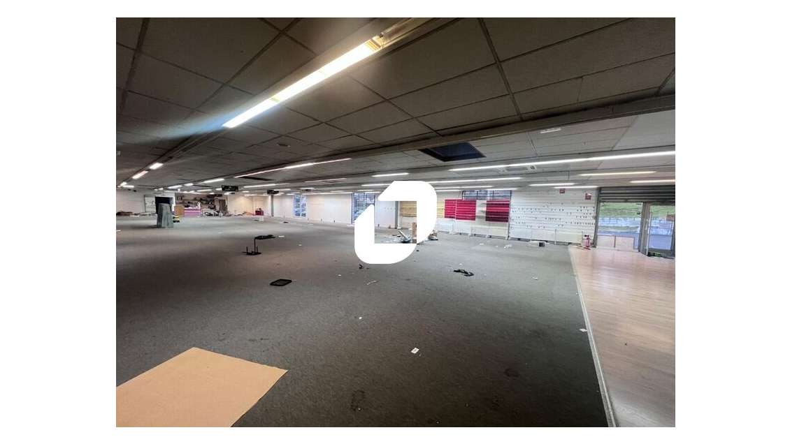  vous propose à la location un local comme