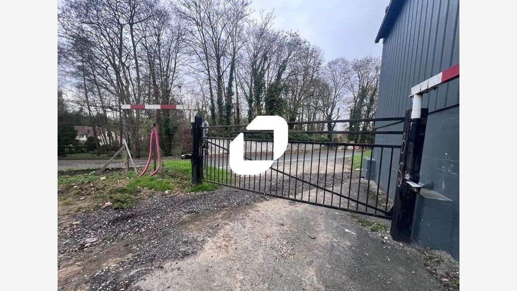  vous propose à la location un local comme