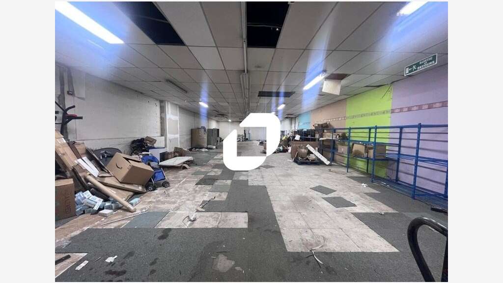  vous propose à la location un local comme