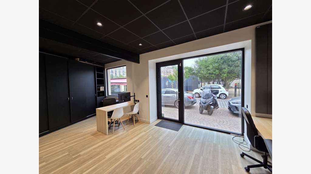 Local commercial à louer à Courbevoie Becon