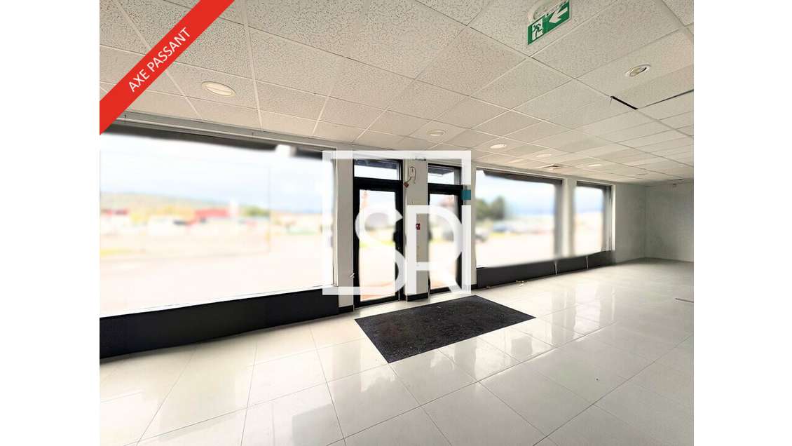 Local 240m² large vitrine à louer à Cournon 