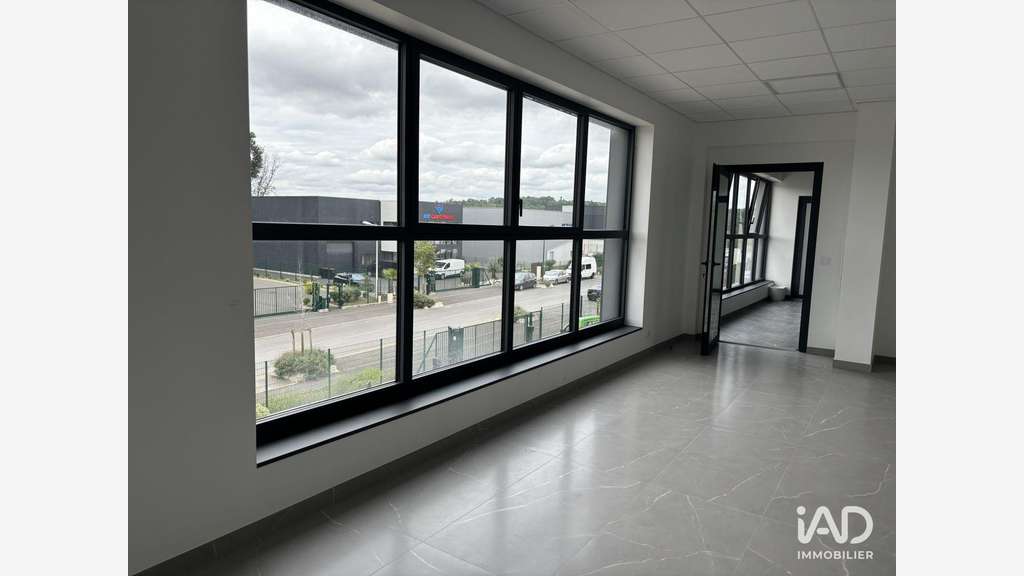 A louer local professionnel neuf 100m² à Courtry