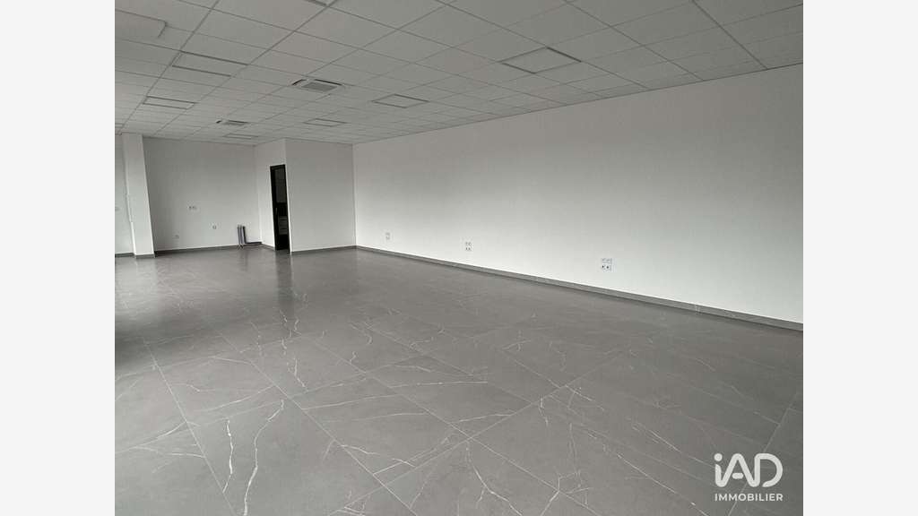 A louer local professionnel neuf 100m² à Courtry