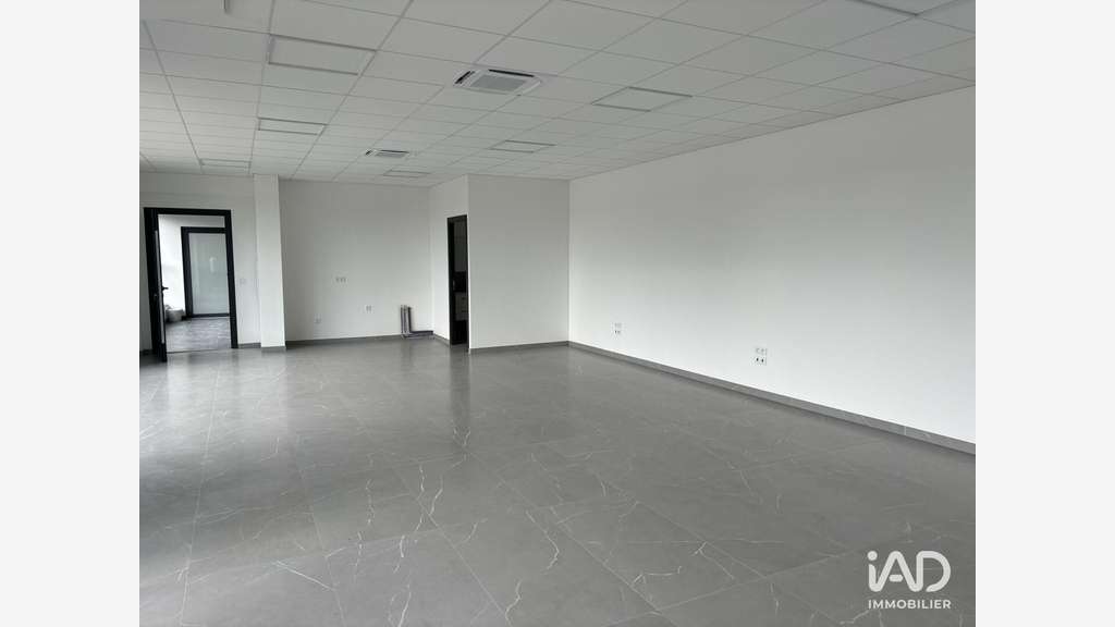 Loue local professionnel neuf de 200m² à Courtry