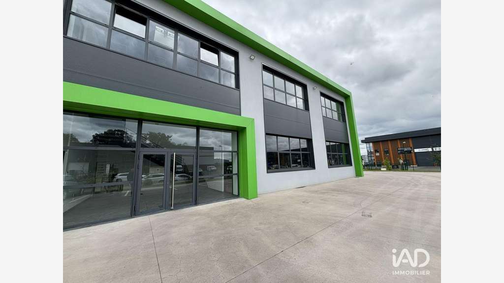 Loue local professionnel neuf de 200m² à Courtry