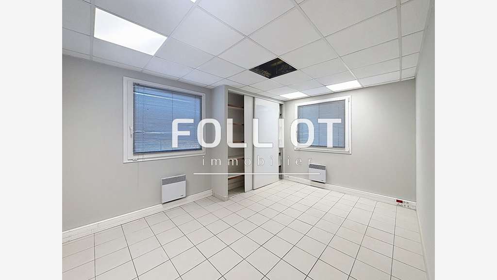 Loue local commercial de 235m² à Coutances